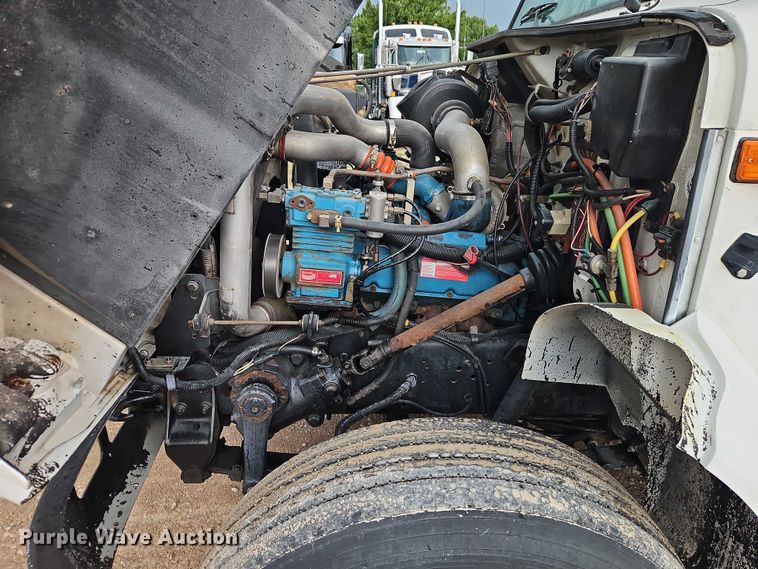 image for item EO4560 2001 International 4700 digger derrick truck