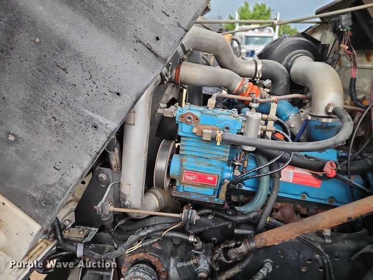 image for item EO4560 2001 International 4700 digger derrick truck