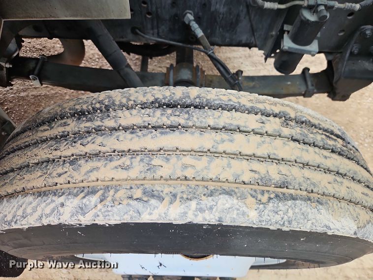 image for item EO4560 2001 International 4700 digger derrick truck