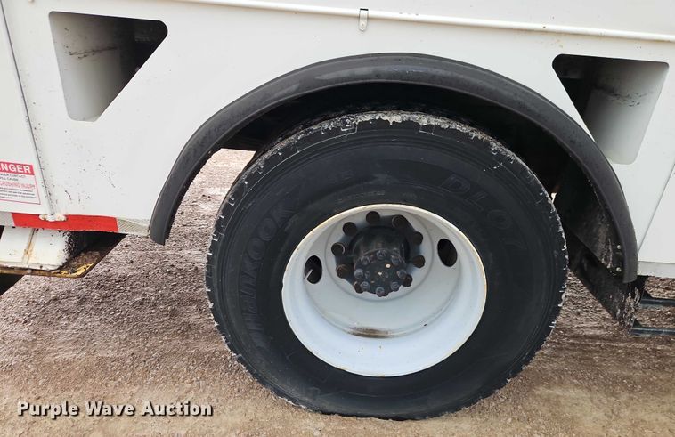 image for item EO4560 2001 International 4700 digger derrick truck