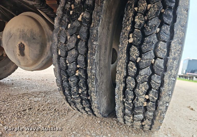 image for item EO4560 2001 International 4700 digger derrick truck