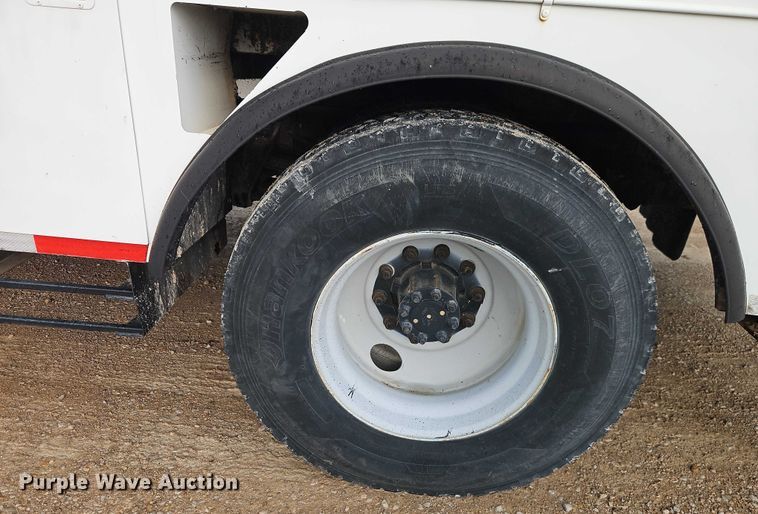 image for item EO4560 2001 International 4700 digger derrick truck