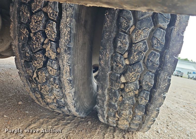 image for item EO4560 2001 International 4700 digger derrick truck