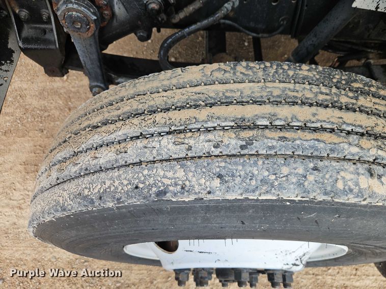 image for item EO4560 2001 International 4700 digger derrick truck