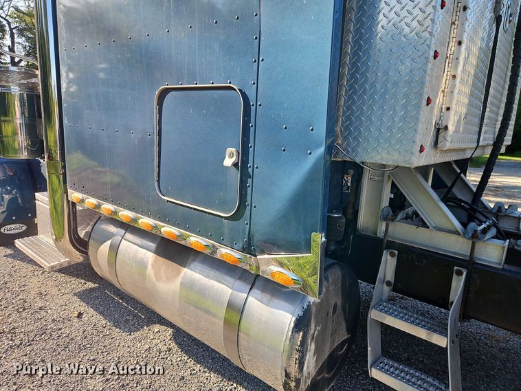 image for item EO4565 2006 Peterbilt 379 semi truck