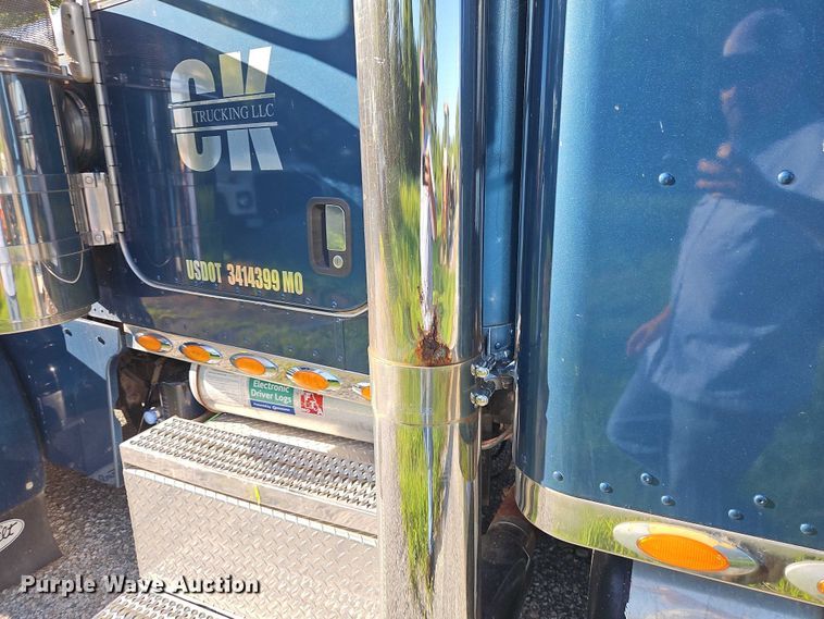image for item EO4565 2006 Peterbilt 379 semi truck