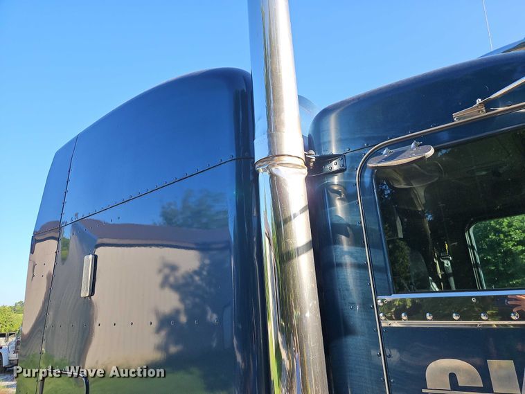 image for item EO4565 2006 Peterbilt 379 semi truck