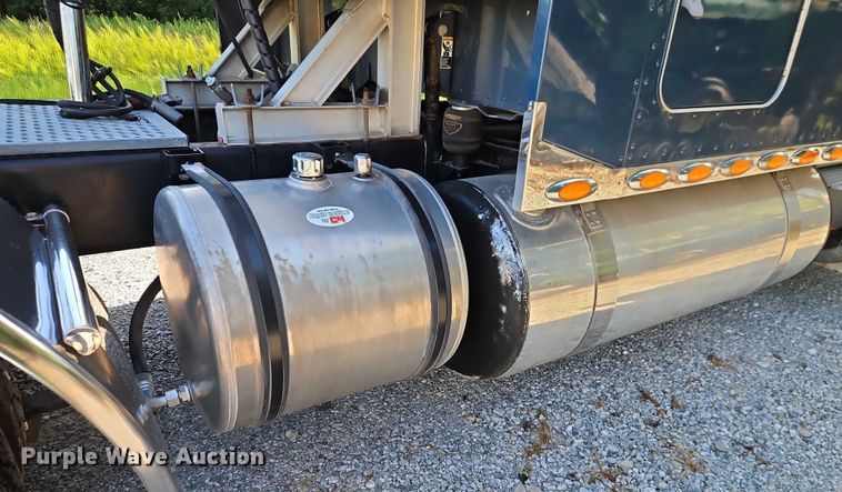 image for item EO4565 2006 Peterbilt 379 semi truck