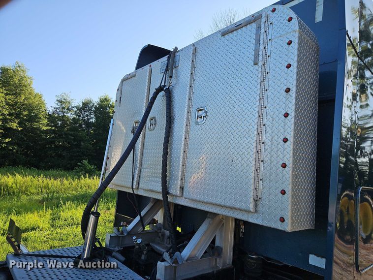 image for item EO4565 2006 Peterbilt 379 semi truck