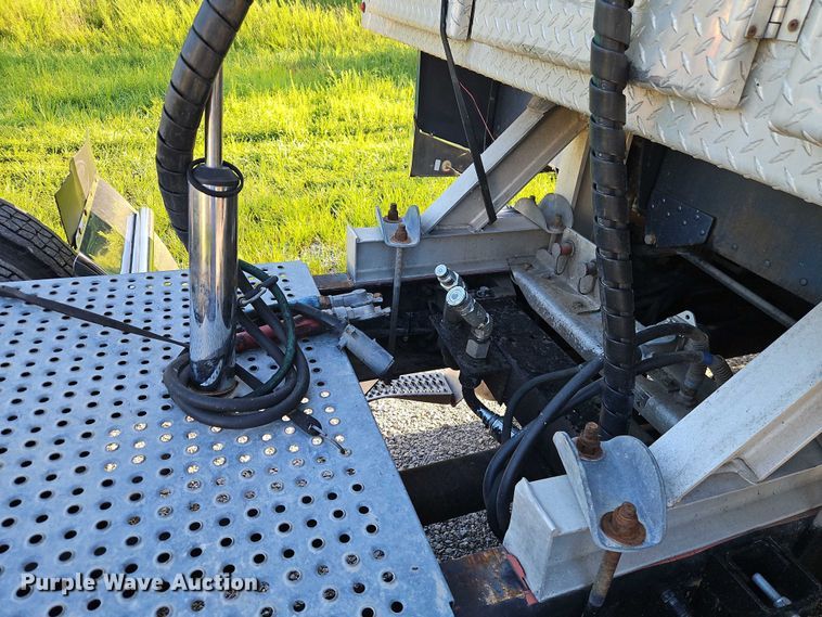 image for item EO4565 2006 Peterbilt 379 semi truck