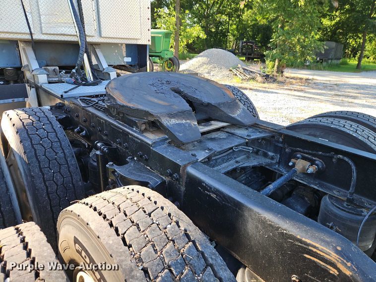 image for item EO4565 2006 Peterbilt 379 semi truck