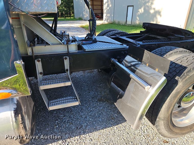 image for item EO4565 2006 Peterbilt 379 semi truck