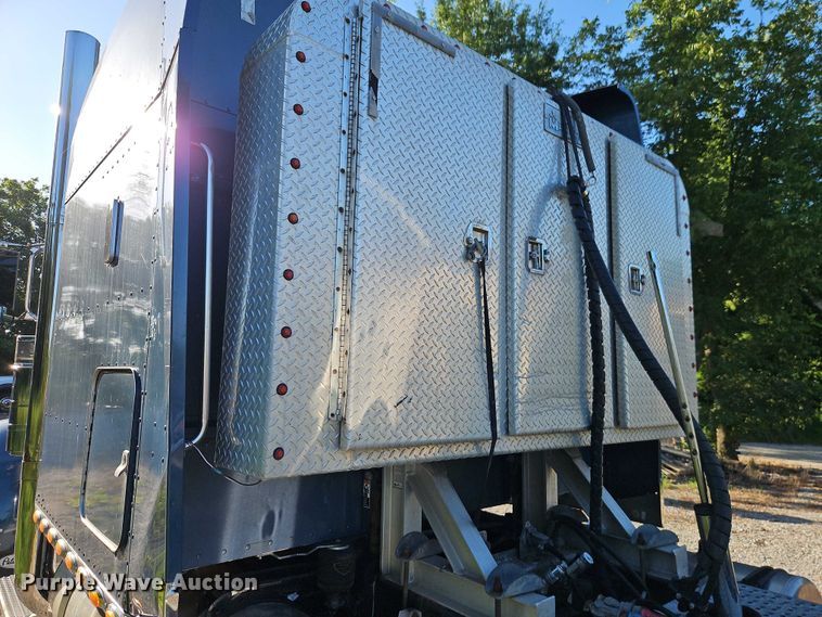 image for item EO4565 2006 Peterbilt 379 semi truck
