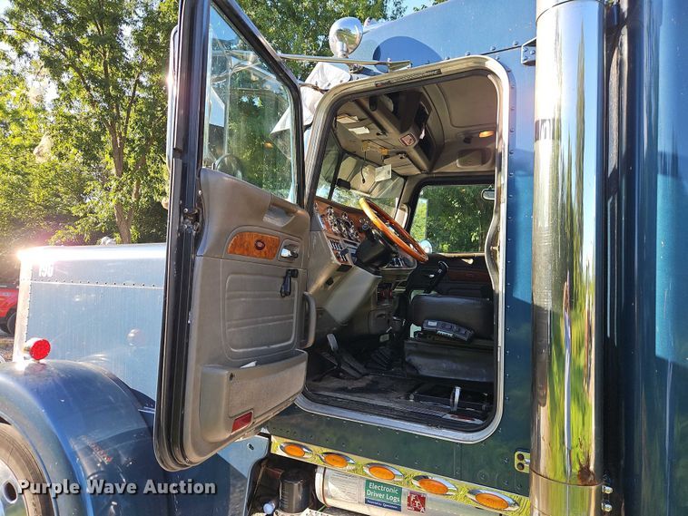 image for item EO4565 2006 Peterbilt 379 semi truck