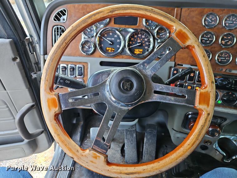image for item EO4565 2006 Peterbilt 379 semi truck