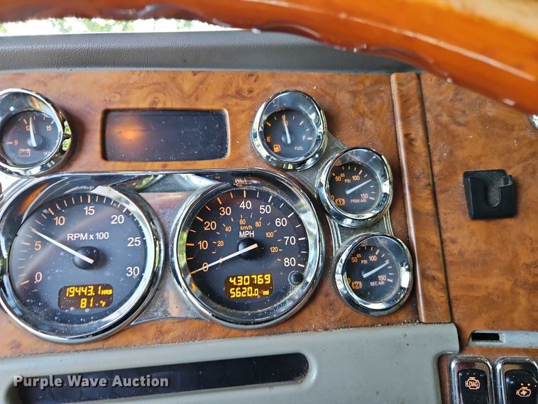 image for item EO4565 2006 Peterbilt 379 semi truck