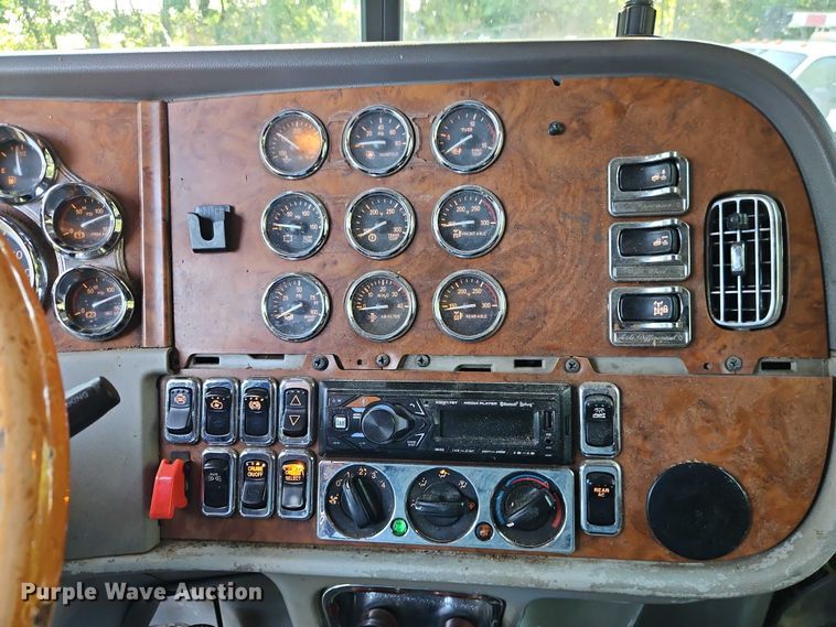 image for item EO4565 2006 Peterbilt 379 semi truck