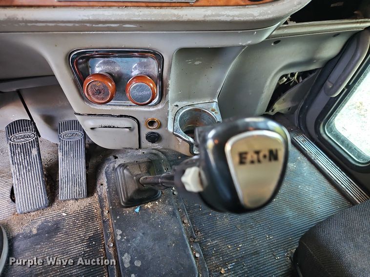 image for item EO4565 2006 Peterbilt 379 semi truck