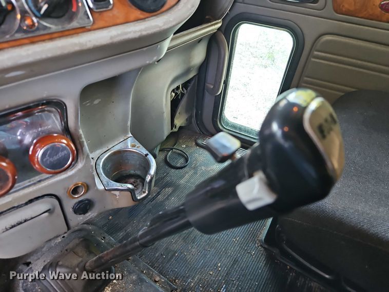 image for item EO4565 2006 Peterbilt 379 semi truck