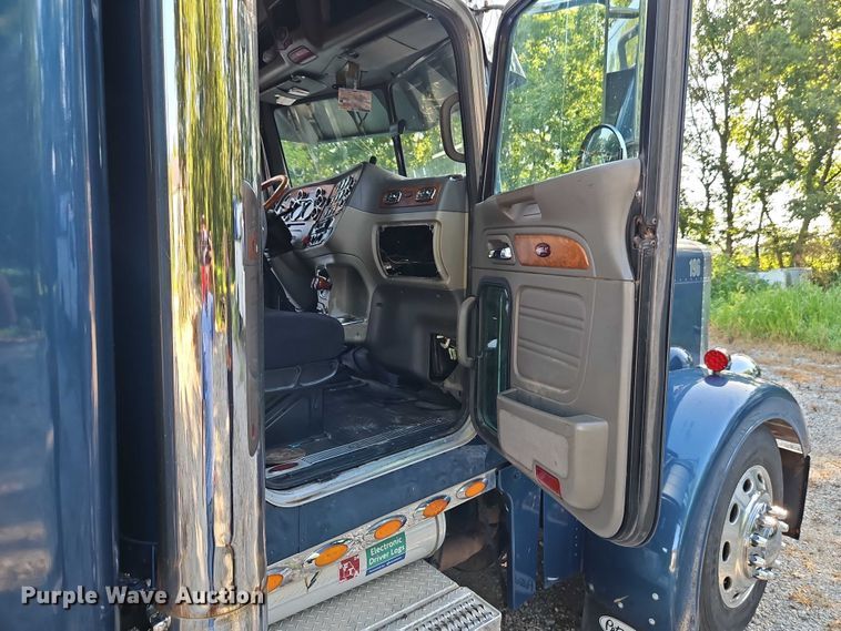 image for item EO4565 2006 Peterbilt 379 semi truck