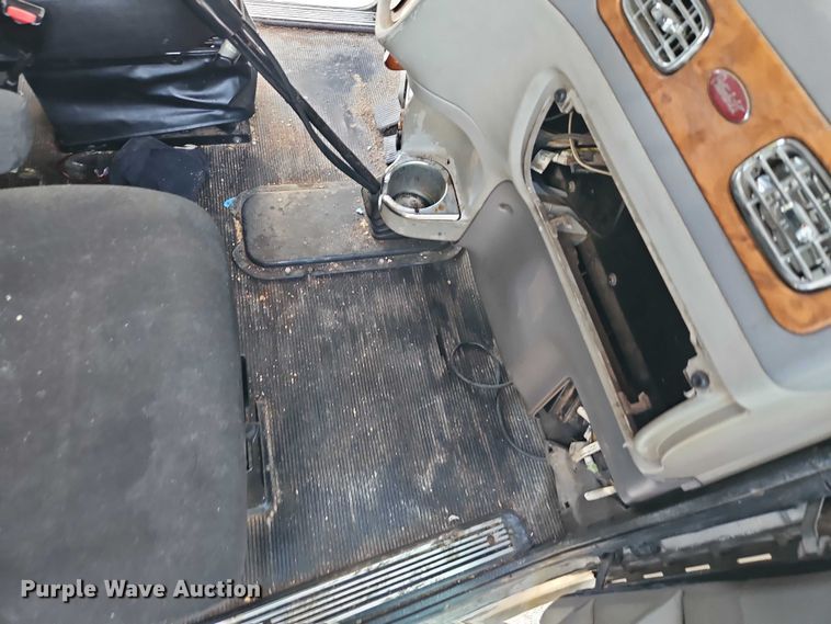 image for item EO4565 2006 Peterbilt 379 semi truck