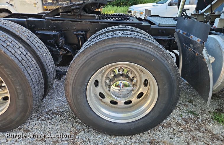 image for item EO4565 2006 Peterbilt 379 semi truck