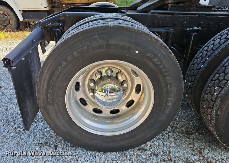 image for item EO4565 2006 Peterbilt 379 semi truck