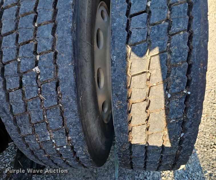 image for item EO4565 2006 Peterbilt 379 semi truck