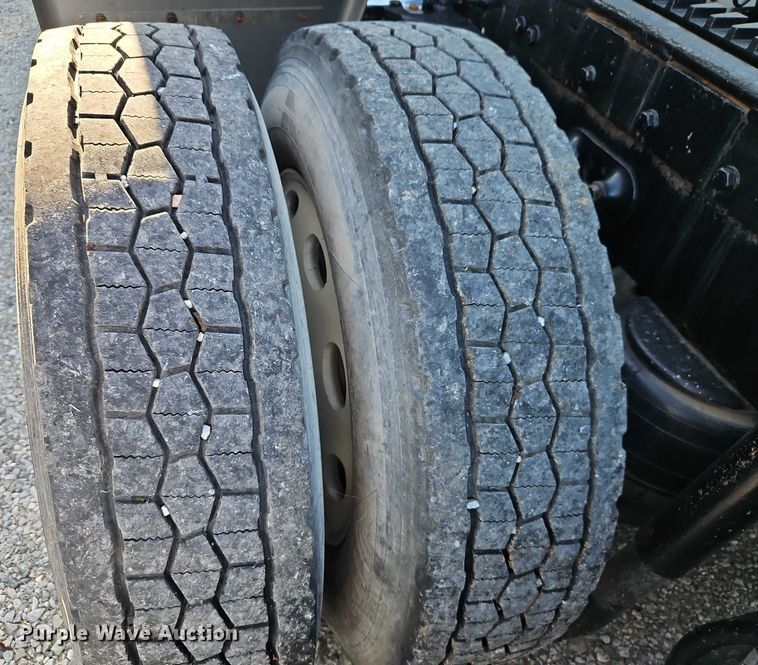 image for item EO4565 2006 Peterbilt 379 semi truck