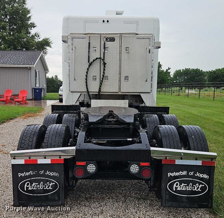 image for item EO4577 2016 Peterbilt 579 semi truck