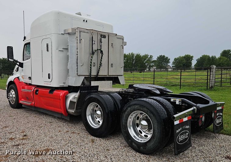 image for item EO4577 2016 Peterbilt 579 semi truck