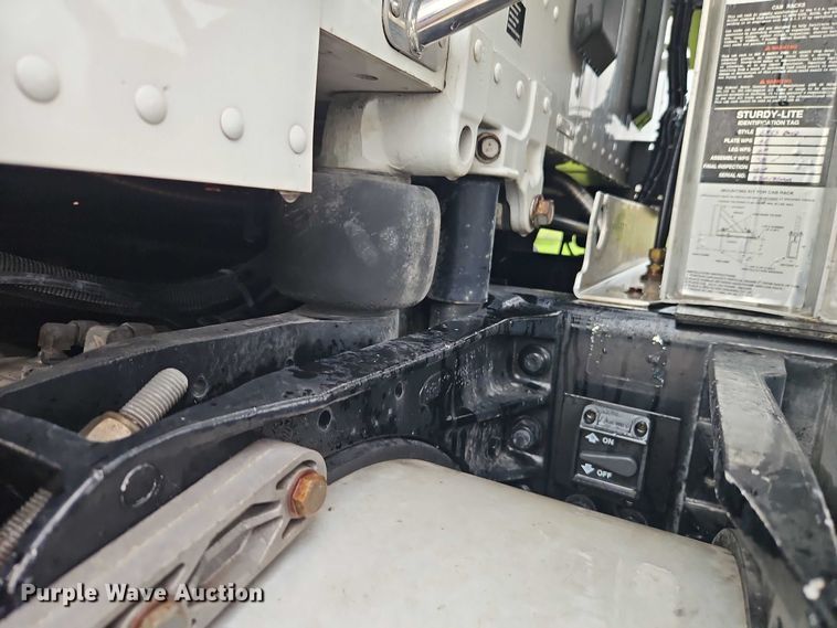 image for item EO4577 2016 Peterbilt 579 semi truck