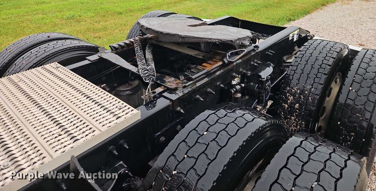 image for item EO4577 2016 Peterbilt 579 semi truck