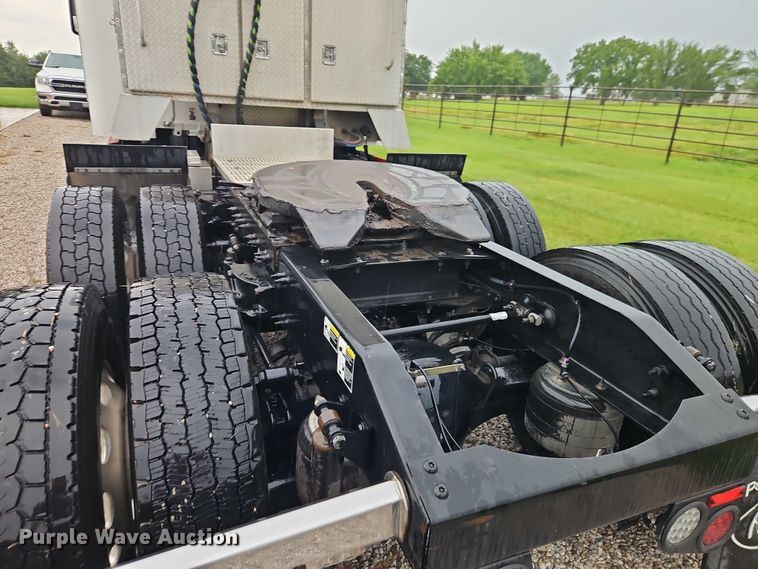 image for item EO4577 2016 Peterbilt 579 semi truck