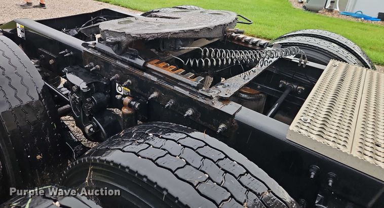 image for item EO4577 2016 Peterbilt 579 semi truck