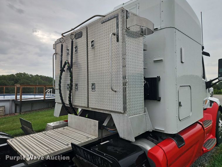image for item EO4577 2016 Peterbilt 579 semi truck