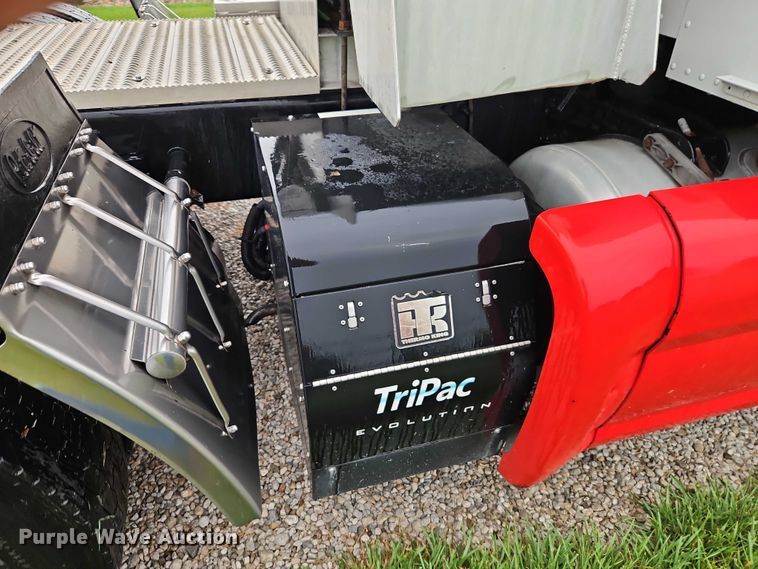 image for item EO4577 2016 Peterbilt 579 semi truck