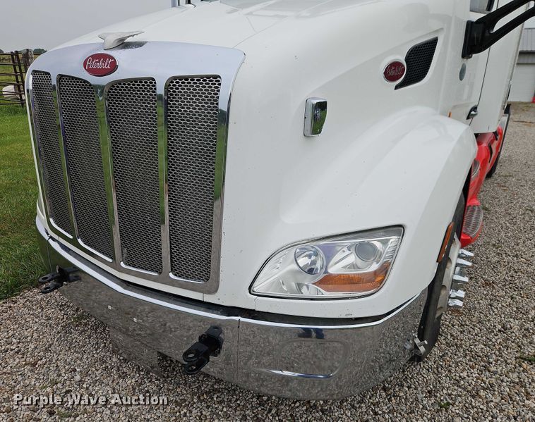 image for item EO4577 2016 Peterbilt 579 semi truck
