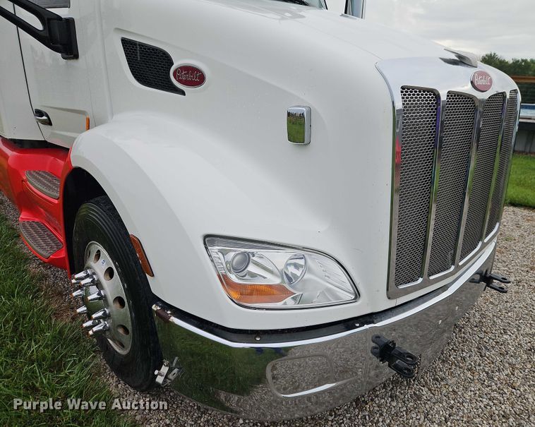 image for item EO4577 2016 Peterbilt 579 semi truck