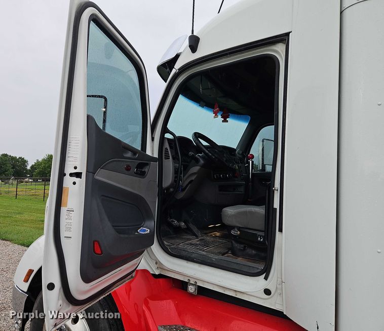image for item EO4577 2016 Peterbilt 579 semi truck