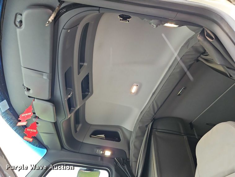 image for item EO4577 2016 Peterbilt 579 semi truck