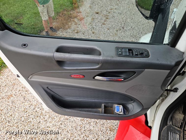 image for item EO4577 2016 Peterbilt 579 semi truck