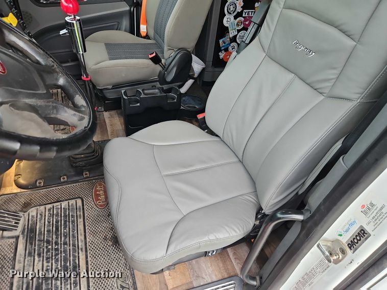 image for item EO4577 2016 Peterbilt 579 semi truck