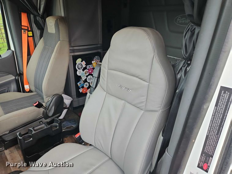 image for item EO4577 2016 Peterbilt 579 semi truck