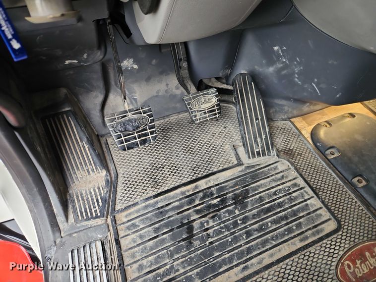 image for item EO4577 2016 Peterbilt 579 semi truck