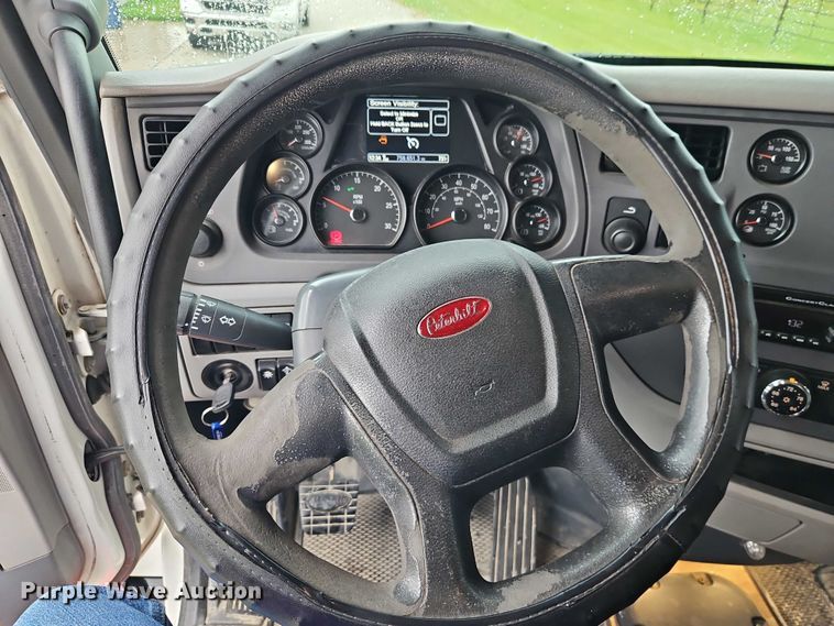 image for item EO4577 2016 Peterbilt 579 semi truck