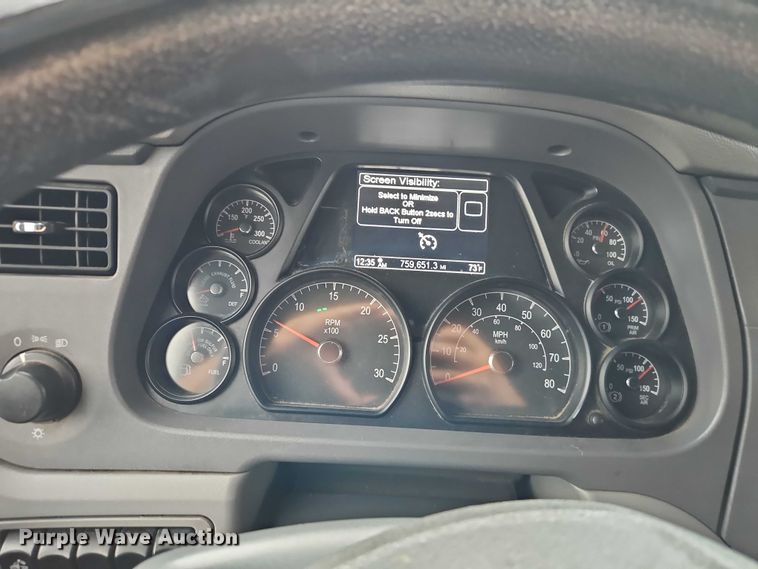 image for item EO4577 2016 Peterbilt 579 semi truck