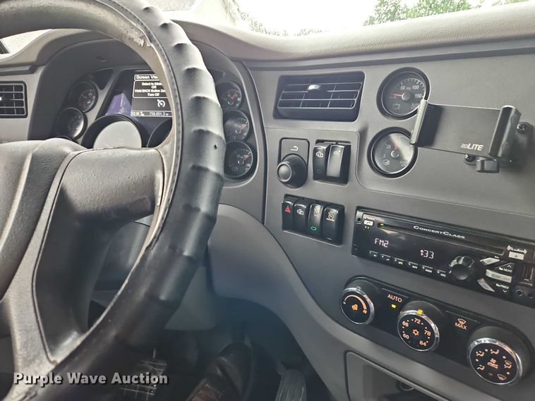 image for item EO4577 2016 Peterbilt 579 semi truck