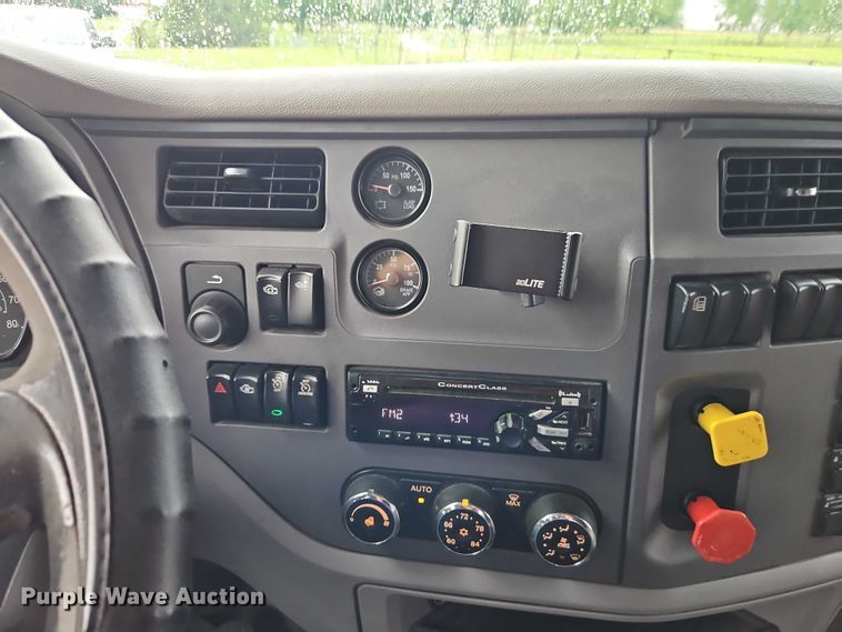 image for item EO4577 2016 Peterbilt 579 semi truck