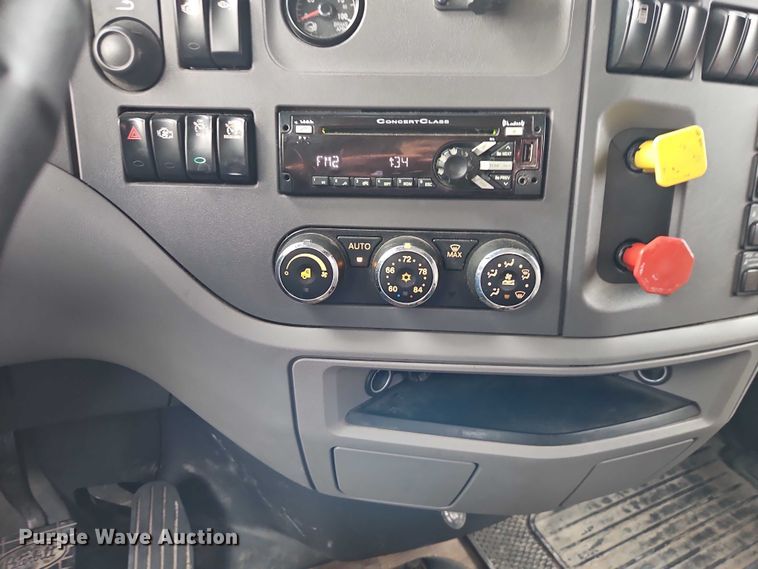 image for item EO4577 2016 Peterbilt 579 semi truck